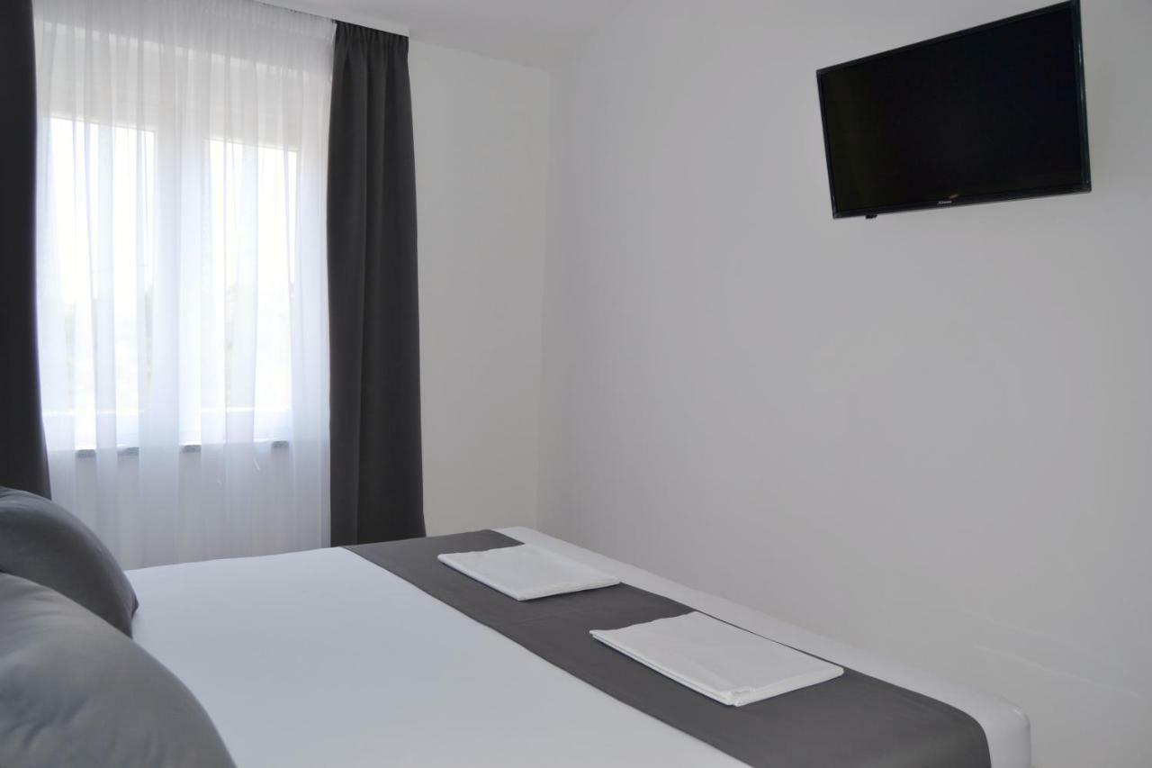 Apartment Susanj 1 *